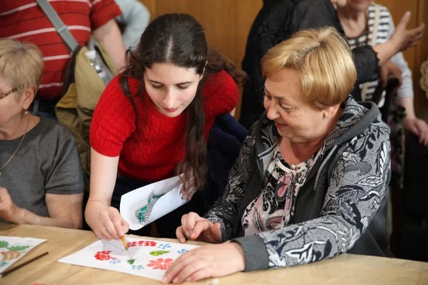 JDC Entwine participants of Russian-speaking backgrounds visit a day center for elderly Ukrainian Jews