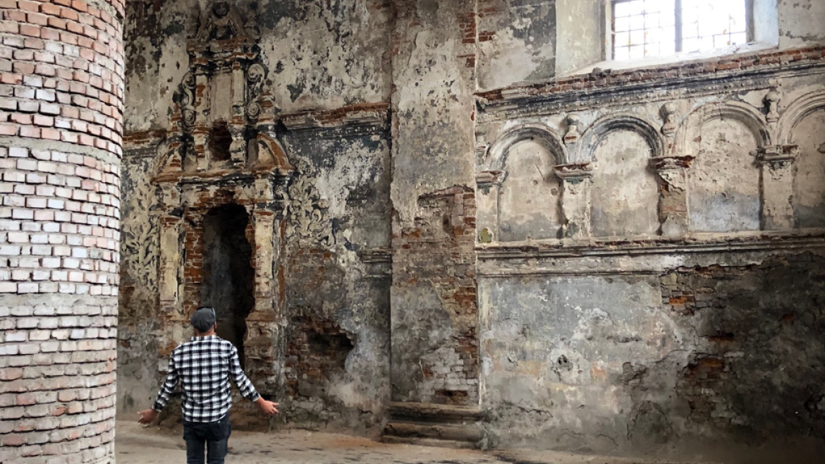 Inside the ruins of a synagogue in Ukraine