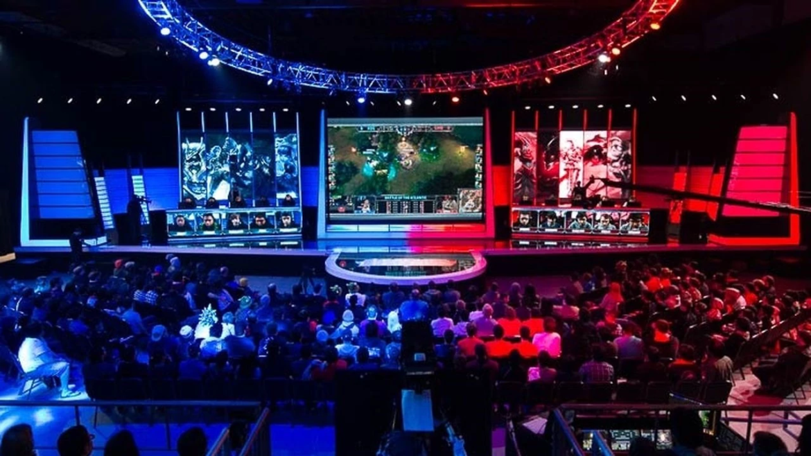 Stage, large screens, and spectators at an eSports tournament