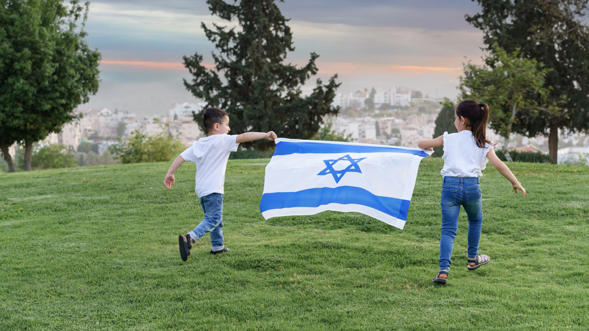 ילדה קטנה עם דגל ישראל